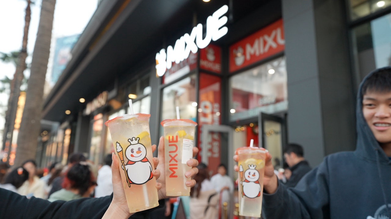 Assinatura de sorvetes frescos e bebidas de chá fresco da MIXUE exibidas com ingredientes de alta qualidade
